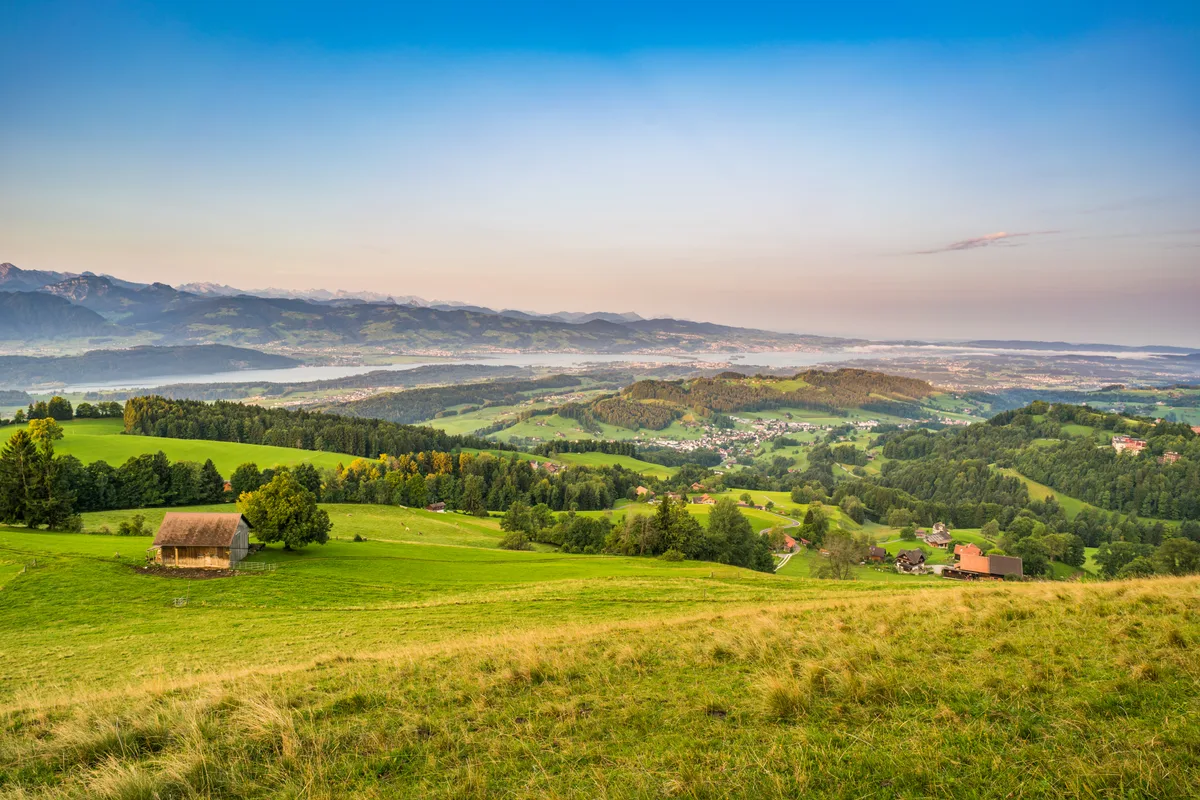 Foto darf nur für Mobilitätsbeilage vom 20.3.24 verwendet werden!!!
Die Strecke in Richtung Zürichsee führt entlang der voralpinen Hangflanken ins Goldingertal.